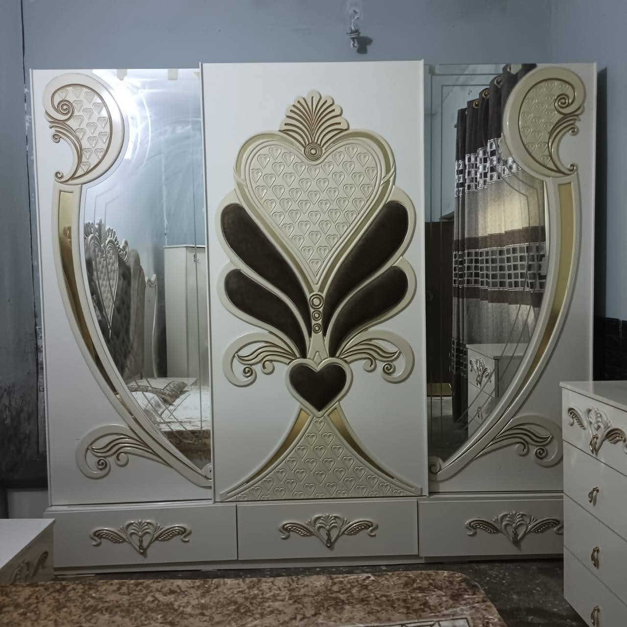 سلام عليكم غرفه 9  قطع  خت جديده  650  وبيه مجال  اذا مو شراي لا تجي ولا تعبني  غرفه حلوه مرتبه بلعافيه ع ياخذه اتصلو صاحب الغرفه ***********
