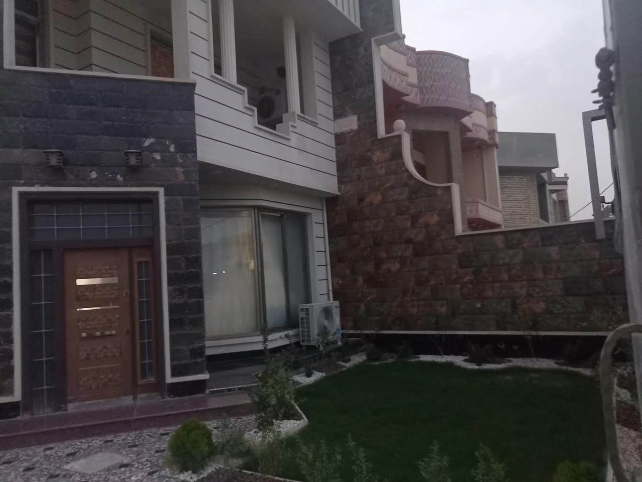 ✅بسم الله الرحمن الرحيم✅

🏠بيت في حي التأميم بناء حديث 🏠

ا🗺️لمساحه ٣٠٠متر الوجه ١٢ النزال ٢٥🗺️

🔴الموقع 🌐 حي التأميم شارع ١٢ ثاني بيت عن شارع ٦٠ نافذ على ال ٦٠

🟧يحتوي الدار على 
🔘الطابق الاول

🔴مطبخ كبير حار بارد 
🔴استقبال
🔴صاله
🔴جلسه عربيه 
🔴غرف عدد ٢
🔴صحيات
🔴مناور 
🔴كراج سياره 
🔴حديقه 
🔘الطابق الثاني
🔴غرف عدد 3
🔴صاله 
🔴مخزن 
🔴صحيات 

💰السعر 300 مليون💰 وقابل للتفاوض 

🔴ملاحظه يرهم مراوس مع بيت على محيط العسكري او اي مكان اخر مع مراعات الاسعار 

‭***********‬
