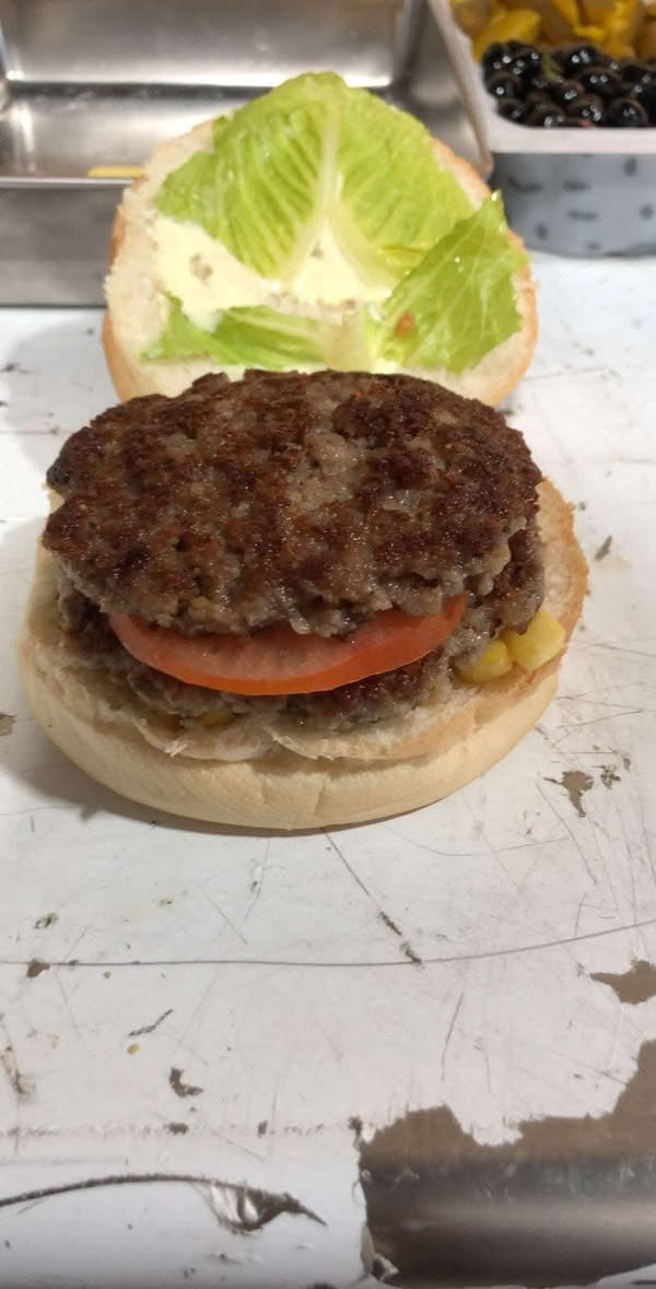 يالله العروض ويه ابن عكبايه ماتنتهي عروض رأس السنه🔥
العرض يتكون من 👇
3 بركر لحم🍔🍔🍔
3 بركر دجاج🍔🍔🍔
كل هاذ 5٫000 الف فقط لحم ذبح قصاب على ذمتنا👍
لمدة يومين ✌️
العنوان الانوار مقابيل اسواق الكفيل🇮🇶
يوجد توصيل (***********)👌
