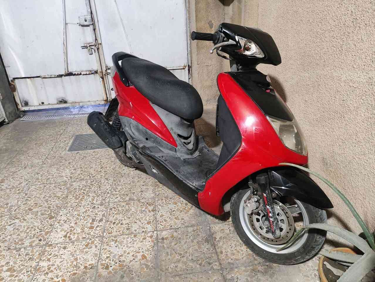 السلام عليكم 
سكنس نثيه للبيع 
نظيفه كلش مابيها اي شي مكينتها مامفتوحه ابد بريكات قويه كهربائيات شغاله كامله شلعه قويه ومعدل ممتاز گيچ سرعه وبانزين شغالات ثنينهن بدون مشاكل اوراقها كامله ومماشيه هواي الدراجه مرتاحه على گد مشاوير بسيطه وبس سعرها 750 وبيها مجال للشراي 
*********** رقمي واتساب للتواصل
