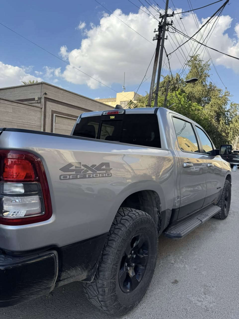 دودج رام للبيع 
السياره موديل 22 كلششش نظيفة السيارة 
واضحة كلشي بالصور 
السيارة كلين بدون حادث وارد كندي 
هاي الضربة هنا انضربت بل كراج وواضحة 
مكان السياره بغداد زيونة 

قفلها قفللللها من الاخير 31000$ الله شاهد علية ب 37 صارت 
وارجع واكول السيارة كلشششش نظيفة وتجي وتشوفها بعيونك ونصبتها كلش حلوة 
***********
