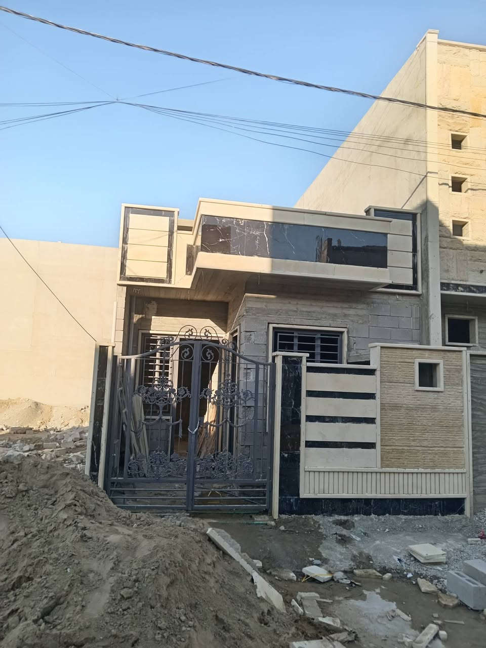 الدار للبيع في حي الملايين الثانيه مجمع الملك سند 25 زراعي قيد الانشاء تسليم مفتا المساحه 110 متر الواجهه 5.5 النزال 20 السعر 68 وبيها مجال الاتصال على الرقم الموجود على الشاشه) ***********) ***********
