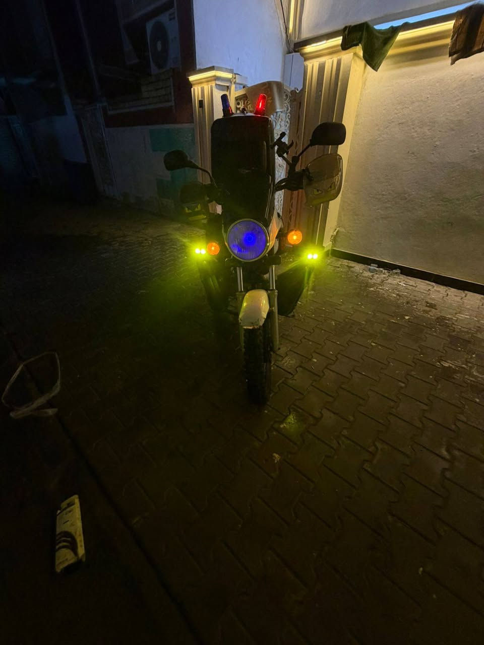 السلام عليكم
اقرء المنشور زين قبل الاتصال هاي 
دراجه بوكسر كلاسك لون ابيض  
مديل ٢٠٢٢ اصل 
رقم بغداد بسمي تحويل مباشر 
الدراجه من الشركه لحد الان ع ايدي 
مجفتها بل وكاله مال باجاج بل كراده مبدل بوشه وبستم فقط بدون شرک 
گير ومكينه وكلچ مكفولات وعلى الضمان 
عليها ادامه كامله يم دكان سليم 
تايرات جدد كابريتر اصلي وكاله شرط تخم بنزات بريك 
٣ قمچيات جدد گلچ وبانزين وكيلو متر  
الدراجه بدون حادث بدون گلبه   
جاهزه للاخير الف ما تصرف عليها 
ومكفوله ع الفحص وين ما يعجبك 
عليها اضافات معى الدراجه كشافات لد اصلي ولايت امام عدسه اصلي شرط من سيزر  
وعليها جنط ٣ صفاحيات ثنين وحده مال چبير مال غراض 
وبل عافيه ع الياخذه  
سعر  ١٩٠٠ وبيها مجال
مكاني بغداد الرصافى 
ه‍ــ ***********
