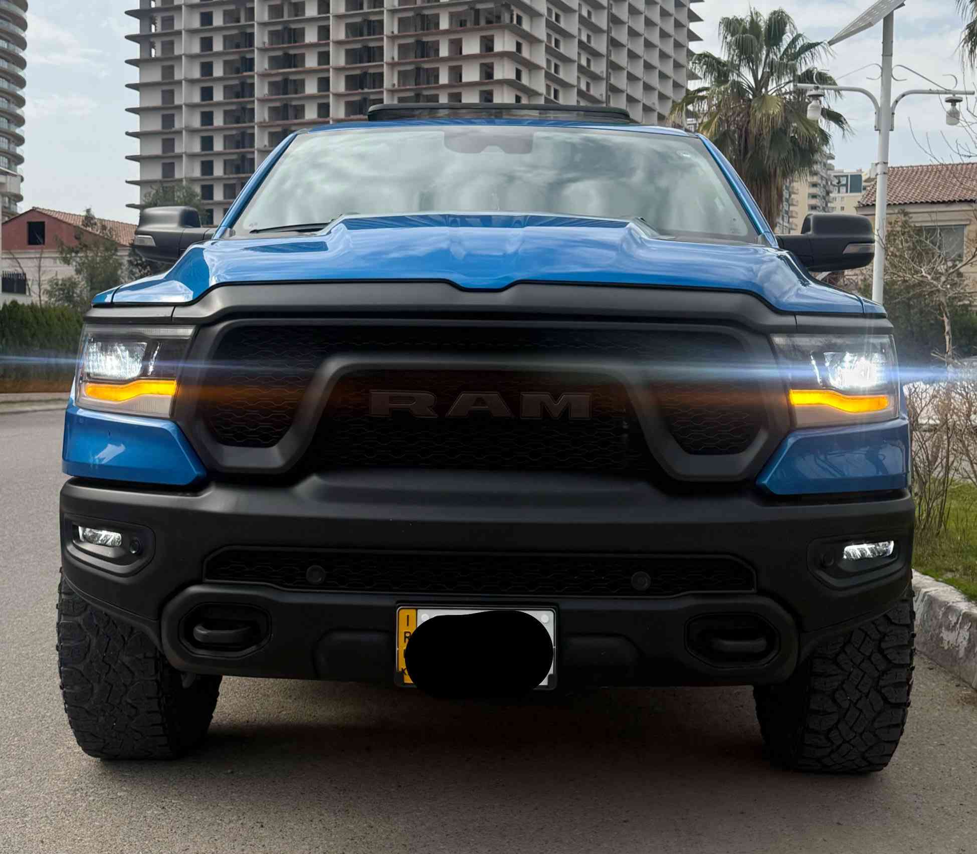 من رخصة الادمن المحترم والاعضاء الكرام
رام فئة REEBL 2023 محرك 8 5700 المرغوب سيارة كلين كفالة عامة  من شخط وضرر وصبغ شرط الفحص 

باب طويل بودي قصير المرغوب 

لون مميز السيارة بحري 

ماشيه ٣٨ m 

مواصفات فول // 

بانوراما // فور ويل // شاشة تيسلا تحتوي على الكثير من الاوبشنات  // 

جكات صعود ونزول // داخل جلد // 

كشنات تبريد تدفئة // 

رادارات امامي وجوانب حساسات امامي خلفي 

دبل كزوز 

شغال عن بعد 

حساسات كامل امامي وخلفي رادارات جانبية 

والكثير من المواصفات الاخرى 

ملاحظة / سيارة وضع شركة بلا مبالغة ترايه كأنما صفر 

متوفر فديو للسياره كامل بكافة التفاصيل للسياره الي يحب يشاهده يراسلني عل الواتساب نفس الرقم المرفق

 يوصله وبالخدمة 

مكانه اربيل // سعر 485 ورقه مجال بسيط للشراي 

واتشرف بالجميع 

للتواصل 

***********
