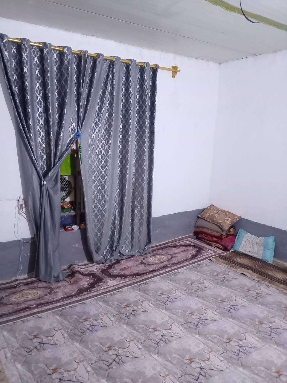 سلام عليكم بيت البيع مكان حي سكينه  مساحه 200  يحتوي عل غرفتين  وهول ومطبخ داخلي وخرجي  سقف سندويج  لاستفساره عل رقم ***********
