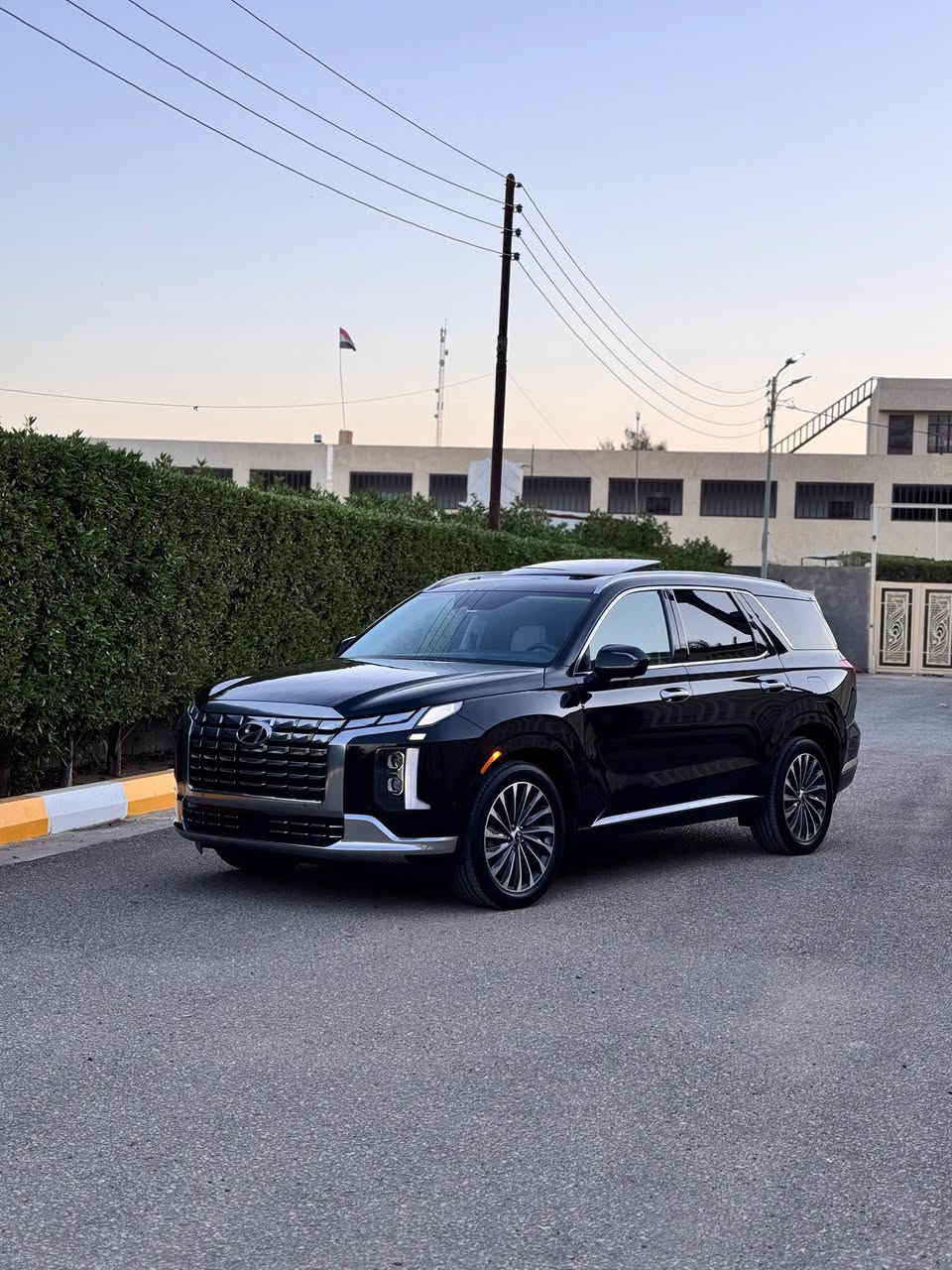 السلام عليكم ( Hyundai Bellside Glicravi 2025 )
المواصفات : 
 - داخل ابيض ملكي 
- كشنات تدفئه تبريد الصف الأول والثاني 
- كشن سائق تدليك 4 وضعيات 
- فتحتين بنوراما 
- تنته شامو 
- زر تحكم بالصف الثالث
- 3 قطع تبريد شاشه لمس
- رادارات اماميه وخلفيه 
- حساسات امامي خلفي 360 درجه 
- تحديد مسار
- تشغيل عن بعد 
- تقديم وترجيع عن بعد 
- 6 سماعات مع نظام صوتي Harman Kardon 
- قيادة ذاتيه 
- 6 كامرات محيطيه 360 درجه 
- اوتو بريك 
( فول مواصفات اعلى شي بالبلسايد ) 
المحرك : 6v 3.8L 
الضرر : بنيد مبدل ومصبوغ وجاملغ امامي جهة السايق بارد 
السعر 290 وبيها مجال بسيط 
الرقم : ***********
