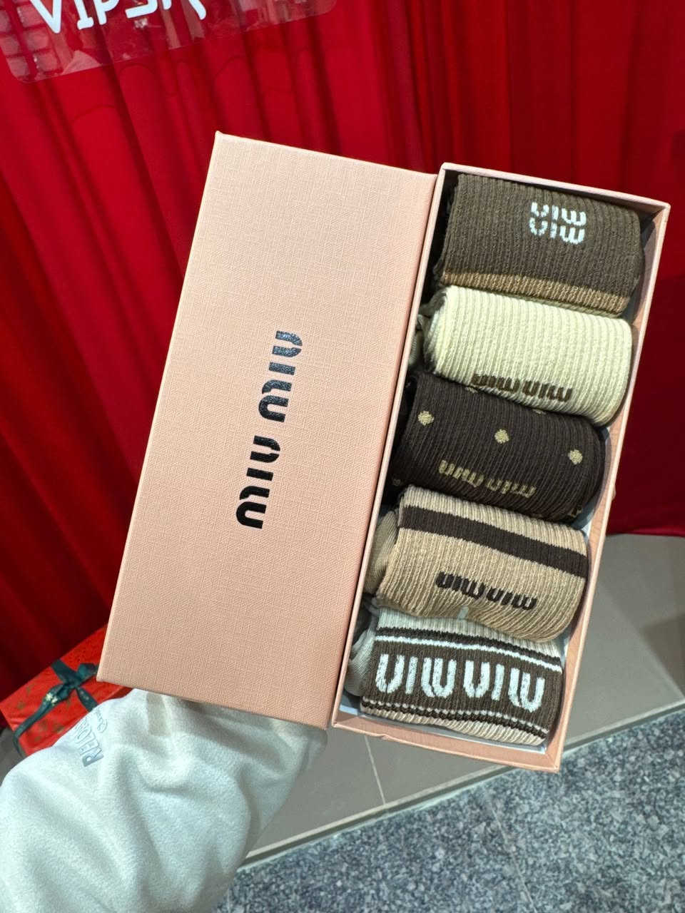 سيت جوارب ماركات 🤎🩶
الخامة قطنيه وتجنن (الاصلي)
البكج مكون من ٥ ازواج 
سعر البكج : ١٣ الف فقط
الكمية محدودة 
متوفر في 
Shine On 🔮 حيثُ للتألقِ عنوان 

 🌸 بوتيك شاين اون للاكسسوارات والعطور النسائية والرجالية 

اكسسوارات "نسائية ، رجالية " _ عطور _ ميك اب  _ حقائب - هدايا
المتجر مفتوح من الساعة 3 ظهرا ولغاية ال 11 ليلا

خدمة حجز الطلبات متوفرة طول اليوم وعلى مدار 24 ساعة

يتوفر خدمة تغليف الهدايا واختيار الهدية حسب الطلب ❤🌹🌺 

💥للحجز والاستفسار مراسلة الصفحة 📥
او الاتصال واتس اب
***********
—————————————-
💥توصيل لكافة انحاء العراق 🏎
خانقين 2000 دينار والمحافظات 5000 الاف دينار
موقع المحل : خانقين تولة فروش شارع السايدين
مقابل تربية كوردستان 
Khanaqin , Diyala , Iraq 📍
.
.
.
.
#تولة_فروش #reels #محل #خانقين #shine_on  حيثُ_للتألقِ_عنوان بوتيك_شاين_اون  مستلزمات_نسائية كوزمتك عطور ملابس اكسسوارات حقائب ترند العراق خانقين بوتيك هدايا
