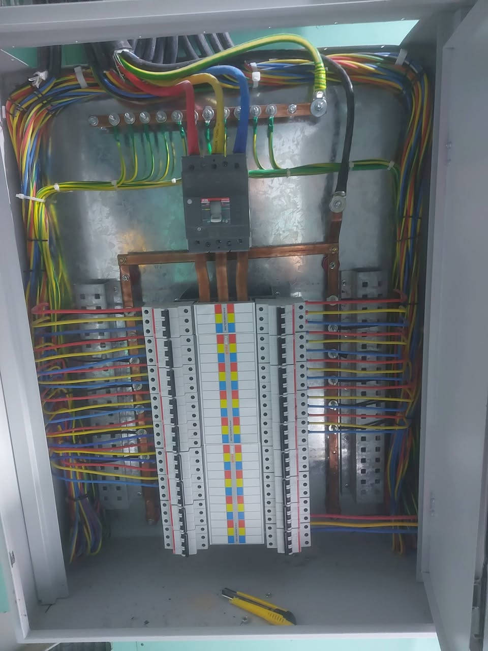 السلام عليكم
فني كهرباء خبره 4 سنوات في ( مجمعات السكنيه + المولات + منازل ) محتاج شغل الي عنده يتصل 
بغداد البنوك 
***********
