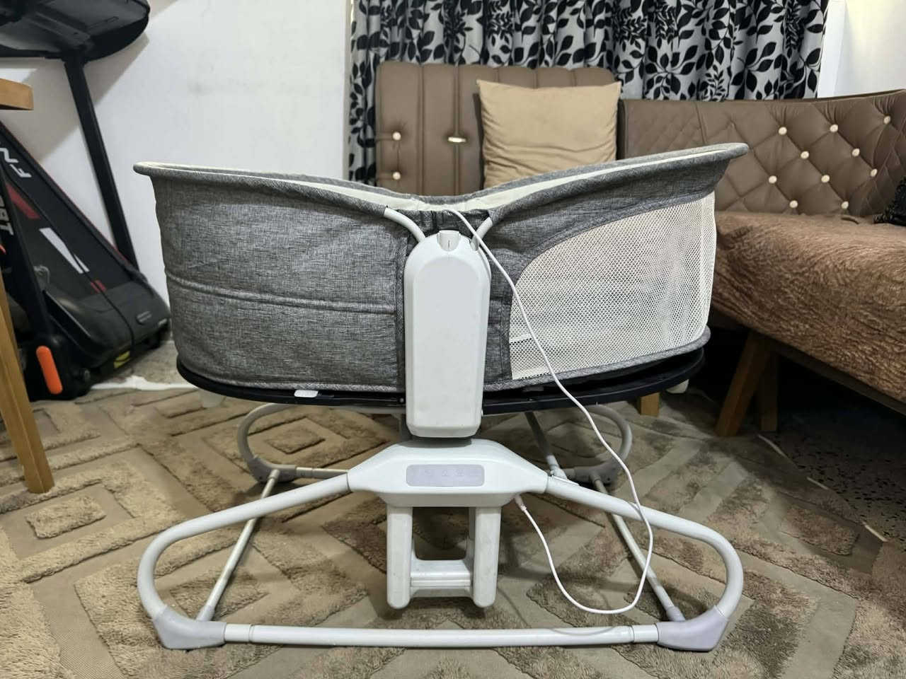 سرير اطفال كهربائي  هزاز مع موسيقى 🎧 يتحول كرسي 🪑 يربط على البلوتوث درجات للاهتزازبي موسيقى متنوعه ب50 المكان بغداد الجديده شارع المسبح رقم ***********بي واتساب
