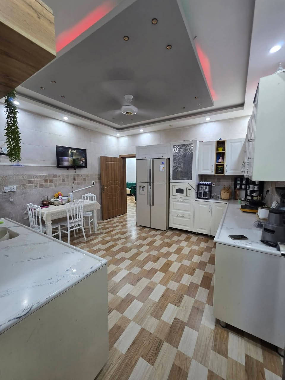 #للبيع دار سكني تكريت مجمع طيبة 1
#مساحة الدار 250 متر
#ملاحظة الدار يباع مع الاثاث بدون سبالت
#موقع الدار بداية مجمع طيبةوقريب من مجمع الجوهرة السكني 
#يحتوي الدار على 
#غرف نوم عدد 2 احد غرف سحب مودرن 
#غرفة ساندويج بطابق الثاني 
#صالة استقبال نظام جبسن بورد وسحب
#صالة وسطية نظام جبسن بورد وسحب
#صالة جلسة عائلية نظام سحب مغربي 
#مطبخ نظام جبسن بورد وسحب مغربي 
#مجاميع صحية داخلية وخارجية عدد 2 
#كراج للسيارة مع سقيفه 
#حديقة داخلية 
#الدار شغل جناي مشتغله
#للاستفسار عن السعر الاتصال برقم *********** ☎️
