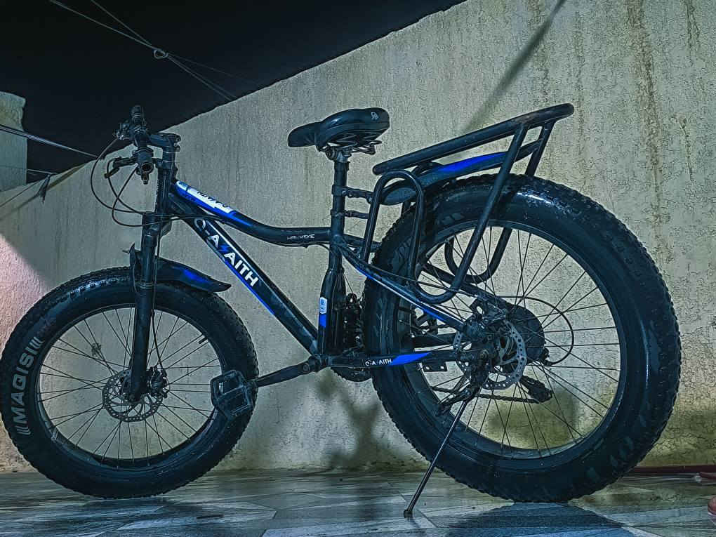 البايسكل من نوع Fat Bikeاذا ما تعرف سعرة وما تعرف مميزاتة اطلع كبل لان حاجة نضيفة وجديدة   . الإطارات والعجلات
​النوع: إطارات عريضة جداً (Fat Tires) من ماركة MAGISI.
​المقاس: يظهر على الإطار مقاس 24x4.0. هذا يعني أن قطر العجلة 24 إنش وعرض الإطار 4 إنش، وهو ما يوفر ثباتاً عالياً وامتصاصاً ممتازاً للصدمات.
​2. الهيكل (Frame)
​الماركة: C-AAITH (موديل HAWKEYE).
​التصميم: هيكل جبلي (Mountain Bike) بإنحناءة في الأنبوب العلوي لتسهيل الركوب والنزول.
​اللون: أسود مع لمسات باللون الأزرق والأبيض.
​3. نظام السرعات والفرامل
​ناقل السرعات: يحتوي على نظام سرعات متعددة (تروس أمامية وخلفية)، مما يساعدك في الصعود أو السرعة على الطرق المستوية.
​الفرامل: يعتمد على فرامل ديسك (Disk Brakes) أمامية وخلفية، وهي توفر قوة كبح أفضل بكثير من الفرامل التقليدية، خصوصاً في الأجواء الماطرة أو الموحلة.
​4. الإضافات والميزات الأخرى
​المساعدات (Suspension): يحتوي على مساعدات أمامية (Front Fork) لامتصاص الصدمات في الطرق الوعرة.
​الحمالة الخلفية: مزود بحمالة متينة خلف المقعد لنقل الأمتعة أو الأغراض.
​المقعد: مقعد عريض ومريح مزود بـ "سبرنغات" إضافية لزيادة الراحة أثناء القيادة الطويلة ب150 ديوانية, القادسية


**إذا كنت صاحب هذا الإعلان وتريد حذفه لأي سبب، رجاءا أرسل رسالة إلى الدعم الفني**