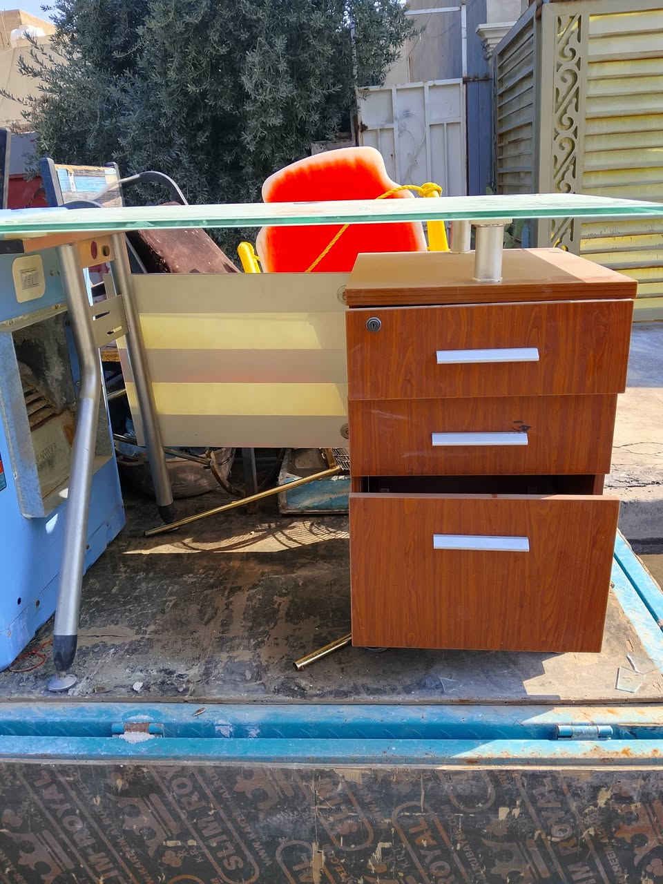 ميز مكتبي للبيع العنوان بغداد المشتل رقم الهاتف ***********
