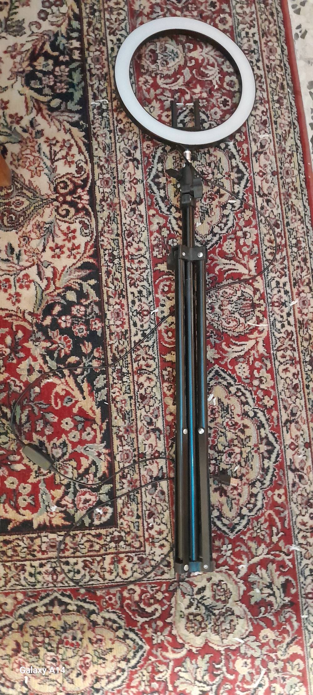 هذا ستاند حلقي ضوئي يحتوي على حامل ثلاثي القوائم قابل للتعديل مع ريموت للتحكم اللاسلكي. مثالي لتصوير الفيديوهات والأعمال الاحترافية مثل الماكياج والبث المباشر. الستاند مصنوع من مواد متينة ويقدم إضاءة متساوية لتجنب الظلال.