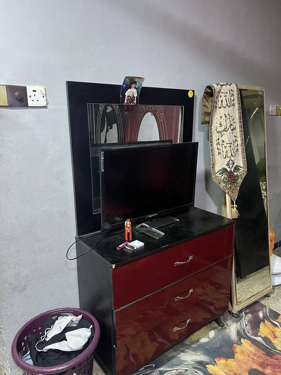 مره خصت الادمن 

غرفه 5 قطع بس جامه الكنتور مكسوره 150 وبيها مجال 
مكاني بغداد الجديده 
***********
