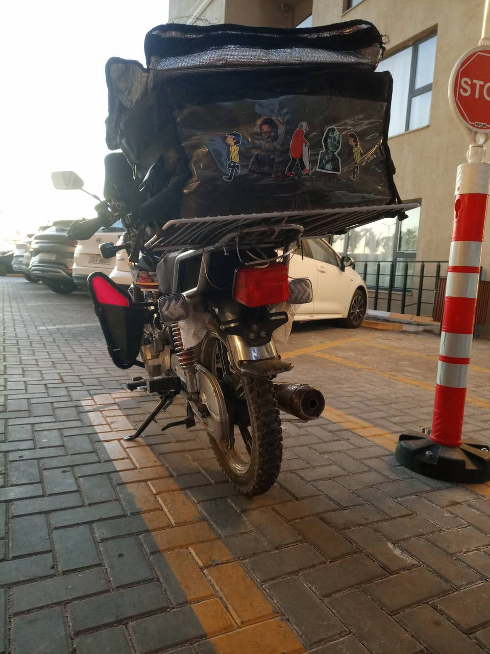 السلام عليكم ايراني سونك 24معمره
دراجه مابيها اي نقص  سلف هندر بس لسلف يتأخر اذا بارده لين صار فتره متروكه ممشغلها دراجه مابيها اي نقص بمعنى الكلمه لاتبخير لاتنقيص لمبدل بيها بس لاستيك ولف لين جان ينضح دهن ضفيره جديده كابريتر كل شي جديد عوزك بس كم برغي عشره تشد لجامه ل كدام ول درع شويه بي عواج عن لحلال ولحرام اوراق مابيها لين تدخل ادوات 
650بيها مجال حك جيتك 
***********
