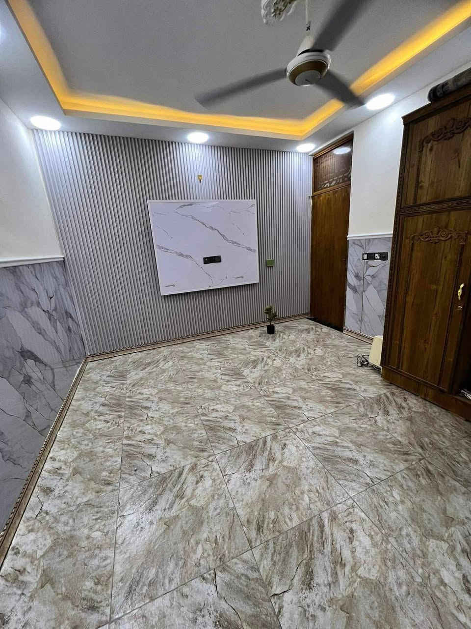 بيت للبيع مساحه 150 م يتكون البيت من غرفتين نوم وصاله واستقبال ومطبخ وحمام وترك وصحيات خارجيه 2
موقع جسر ديالى القديم شارع سواعد  اتصال ع هذا رقم *********** / ‏‪***********‬‏
بيت للبيع مساحه 150 م يتكون البيت من غرفتين نوم وصاله واستقبال ومطبخ وحمام وترك وصحيات خارجيه 2
