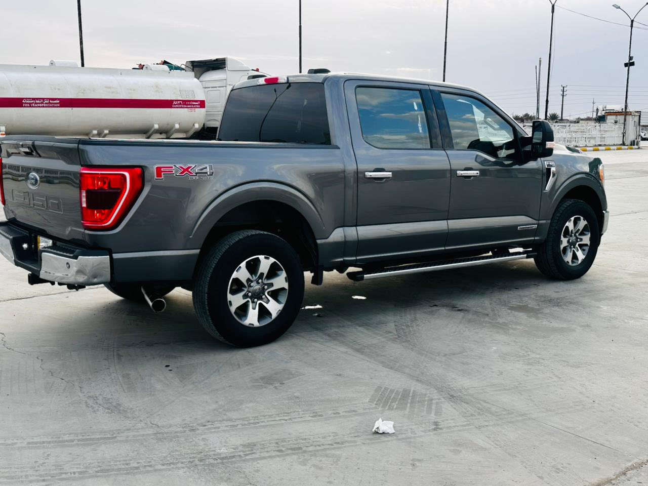 السلام عليكم
للبيع او للمراوس 
ارباك كشن فقط 
فورد F150 مديل 2021 
هايبرد مكينة 6 سلندر تون تيربو حجم 3500 
رقم بغداد بااسمي
المواصفات 
باب طويل بدي قصير
شاشة كبيره 
كراسي كهربائية 
رادارات امامي وجانبيه
تشغيل عن بعد 
تحكمات ستيرن 
قياده ذاتيته وتحديد المسار واتو ستوب توقف ذاتي 
بصمات أبواب ورمز سري
باب البدي كهربائي 
دفع رباعي 4*4 مع وضعيات 
صور الحادث مرفقه مع صور السياره 
السعر 305 ورقه 
العنوان / بغداد بسمايه 
للاتصال / ***********
