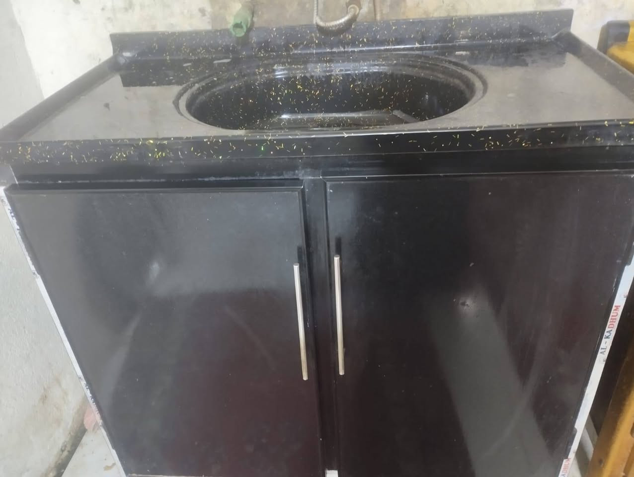 (التخم 5 قطع 3 زغار و 2 كبار ب ٨٠ )...( السنك مرمر ب90 ).....
(و الكاونتر ب 70)..... 
مكاني ناصريه حي الشهداء نهاية شارع النص قرب العيادة رقمي ***********
