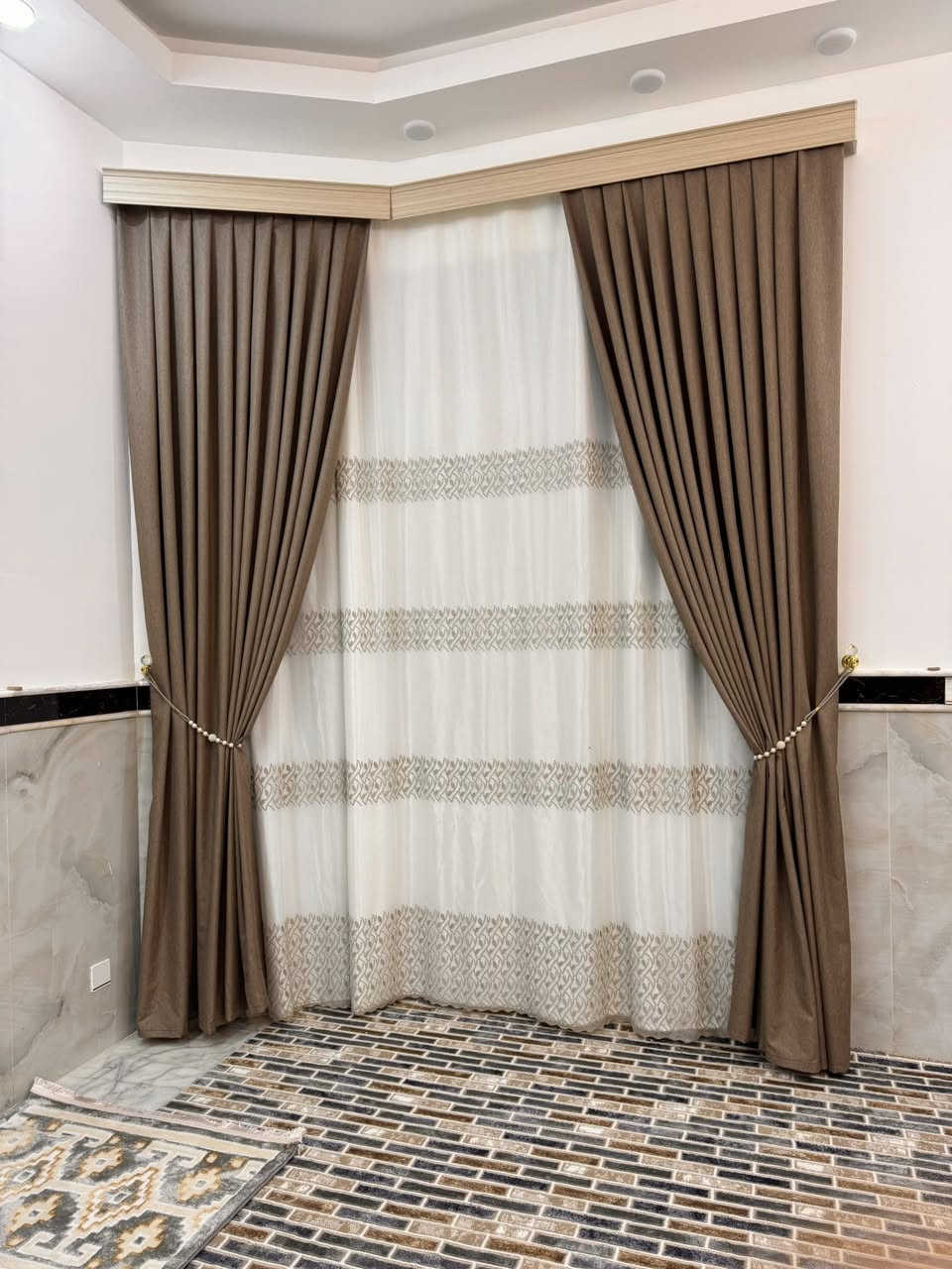 كل ماهو جديد بعالم الستائر تجدوه في كربلاء شارع الرضتين الفرع الاول الفرع الثاني شارع السيد علي القاضي قرب نهاية شارع الحداد ستائر علي الصليخي *********** للاستفسار والقياسات
