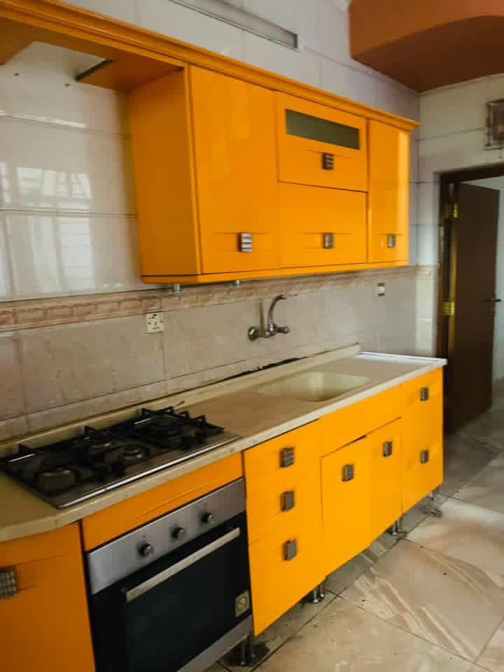 دار للايجار في حي القاهرة المعلمين.                        يحتوي على 3 نوم وصالة وخدمات  مساحة 90 متر حديث سعرة 900 وبي مجال.     ***********.
