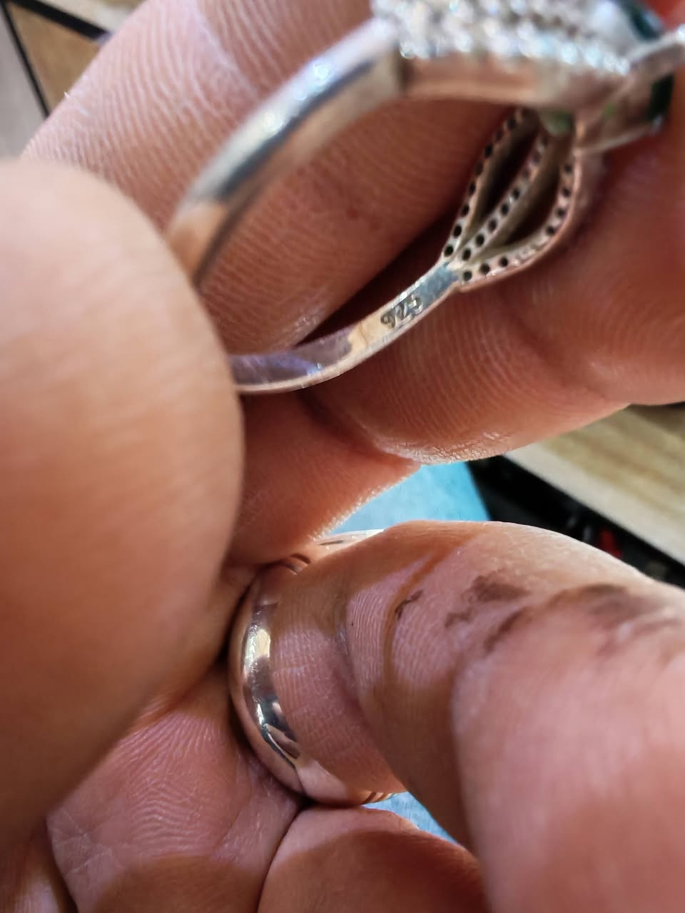 خواتم نسائية فضة 925
موديلات إيطالية 
مقاس الزفير 15
مقاس الزاركون 17
مع زنجيل نسائي خفيف تقريبا غرام ونص 
*********** بغداد 
سعرهم 35 ألف كلهم
