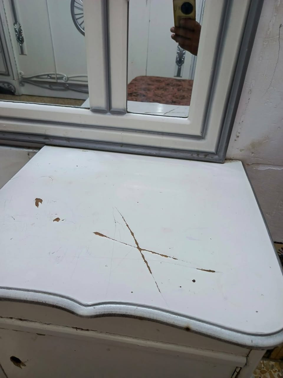 السلام عليكم غرفة عراقية مستعملة نضيفة بيها اضرار بسيطه موضحة بالصورة بدون اي كسر السعر ٦٥٠ وبيها مجال عنواني بغداد الشعلة جكوك ممتواجد خاص اتصل فقط ***********
