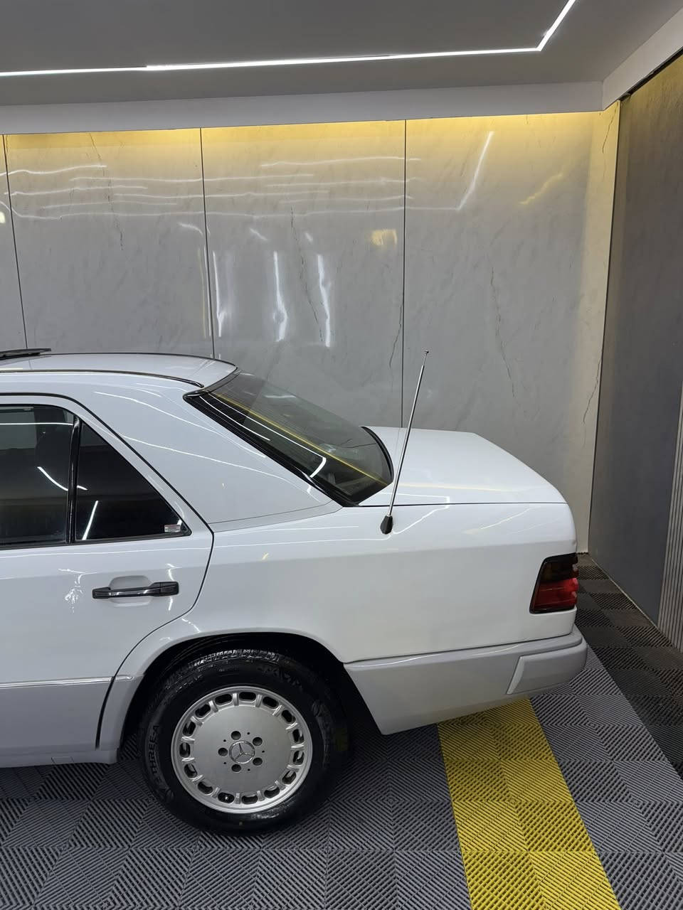 السلام عليكم 
مارسيدس ١٩٨٩
بدون صبغ
جامرلغ سكن بها بس شبر ضربة
قواعد دبل بشرط 
كير محرك بطة ٢٥٠٠ ديلكو بشرط 
سلايد 
داخل فورميكا 
كير اوتوماتيك
تاخم صدر و خلفي جديد
أربع تايرات جديد
باتري جديد
بي دفتر بانزين

رقم جديد
سنوية جديد بسمي  ٢٠٢٧
اي مصرف مابي حيل جديد

السعر: ٨٠ بيا مجال
مكان :كركوك
***********
***********
