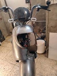 دراجة سكوتر للبيع بحالة جيدة، لون رمادي مع بعض العلامات الطفيفة على ال...