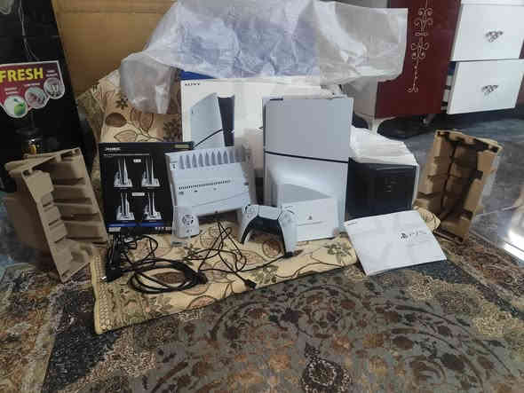 السلام عليكم 
جهاز بلي 5 سلم جديد صارله اقل من شهر وبي حساب وبي ستاند بي مروحه وتشحن اليدادت وايضا ستاند أقراص
 ويو بي إس الخاصمال طاقته 1500 
المكان بغداد الحرية الأولى قرب باشاك مول 
وهذا رقمي ***********
السعر الكاملمع كل ملحقاته 750 الف تيحاتي للجميع
