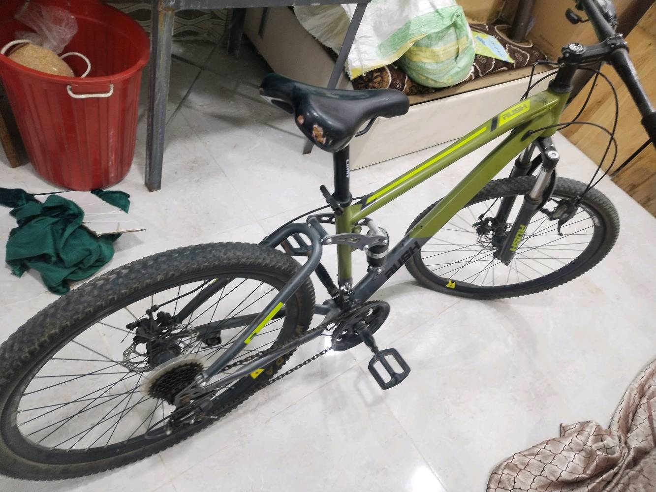 بايسكل جبلي شركه هاب HUBH صناعه يابانيه للبيع بسعر 50 الف بعده نضيف بي 7 سرعات وبي دبل من النصف بس البريك الامامي قاعدته مكسورة مثل ما موضح بل صورة هذه رقمي لتواصل *********** عنواني الرمادي قرب شارع المستودع لايوجد لدي توصيل تجي انته تاخذه 