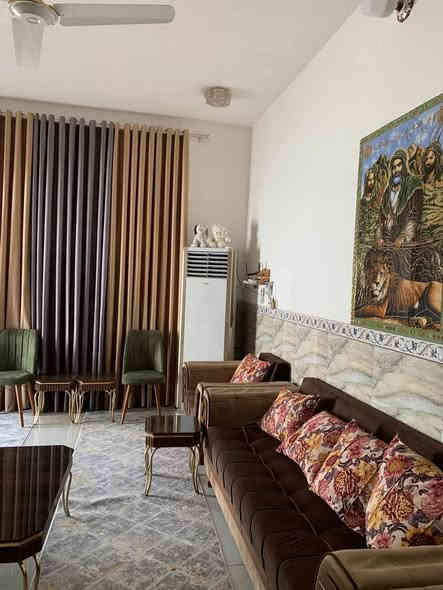 السلام عليكم
  دار للبيع مكان مميز جدا 
نوع العقار //طابو صرف
نوع البناء طابوق السقف صب كونكريت 
العنوان / /بابل المدحتية حي العسكري الباشيه قرب السيطره 
المساحة//٢٠٠متر
الواجه ١٠متر 
النزال٢٠متر
خدمات كامله من ماء وكهرباء التبليط قريب جداً 
السعر/١٢٥وبيه مجال
تفاصيل البيت طابق واحد 
استقبال 
صاله 
عدد١
مطبخ 
منور خلفي طارمه
مجمع صحيات داخليه وخارجيه
طارمه كبيره تسع لسيارتين 
السطح كامل فرشي
تحويل البيت ثاني يوم بعد الشراء 
بناء حديث موقع جيد جداً 
سنة البناء ٢٠٠١٩
ملاحضه //البيت ملبوخ خارج وداخل 
الارضيه رفت حصيره 
الارضيه بورسلين
عرض الشارع ٨متر
للاستفسار
مراجعة  مكتب دلالية وائل الهندي 
***********ابو علي
***********وائل الهندي
مكتب دلالية وائل الهندي بابل المدحتيه الحمزه الغربي ع شارع 60 قرب سلوان ابو الكاشي مقابيل فرع علي قماره
