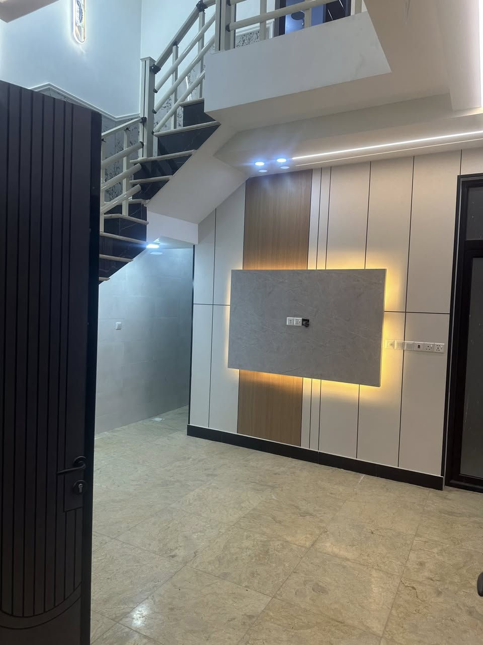 اللهم صلي ع محمد وال محمد للبيع للبيع لبيع 100متر مربعه طابقين  ٤غرف نوم   حي السلام   خلف  مول  الذهب      استفسار اكثر #ارجو #عندك_عقار_وتريد_تعرضه_دزه_النا_ولاتشيل_هم***********اهلاوسهلاارجو #النجفة
