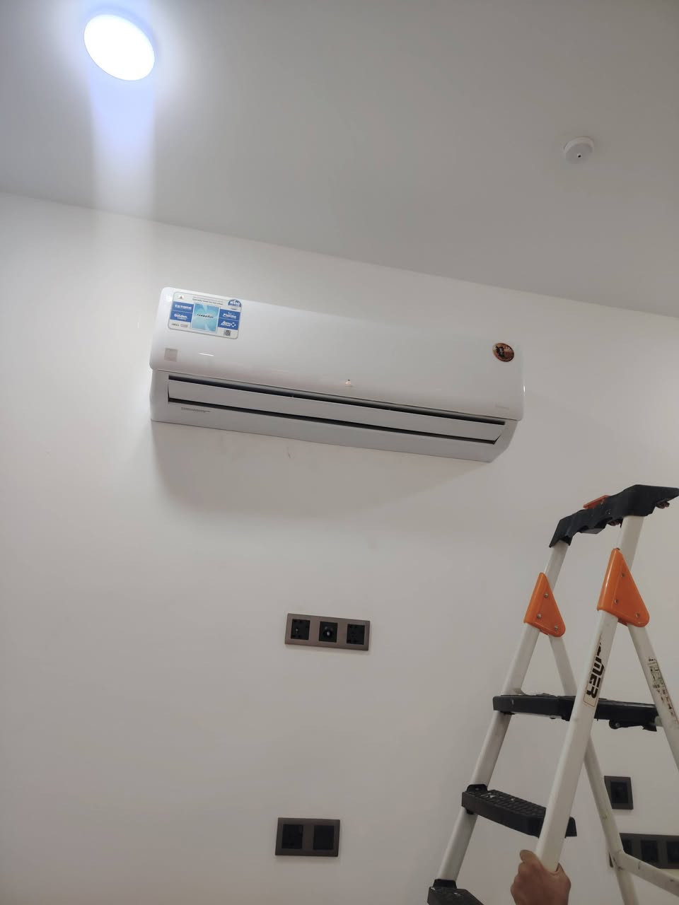 تنصيب وصيانه كافه انواع السبالت الجداريه والكنتوريه والكاسيت غسل  وتنضيف   وشحن غاز مع الضمان في العمل   ***********
