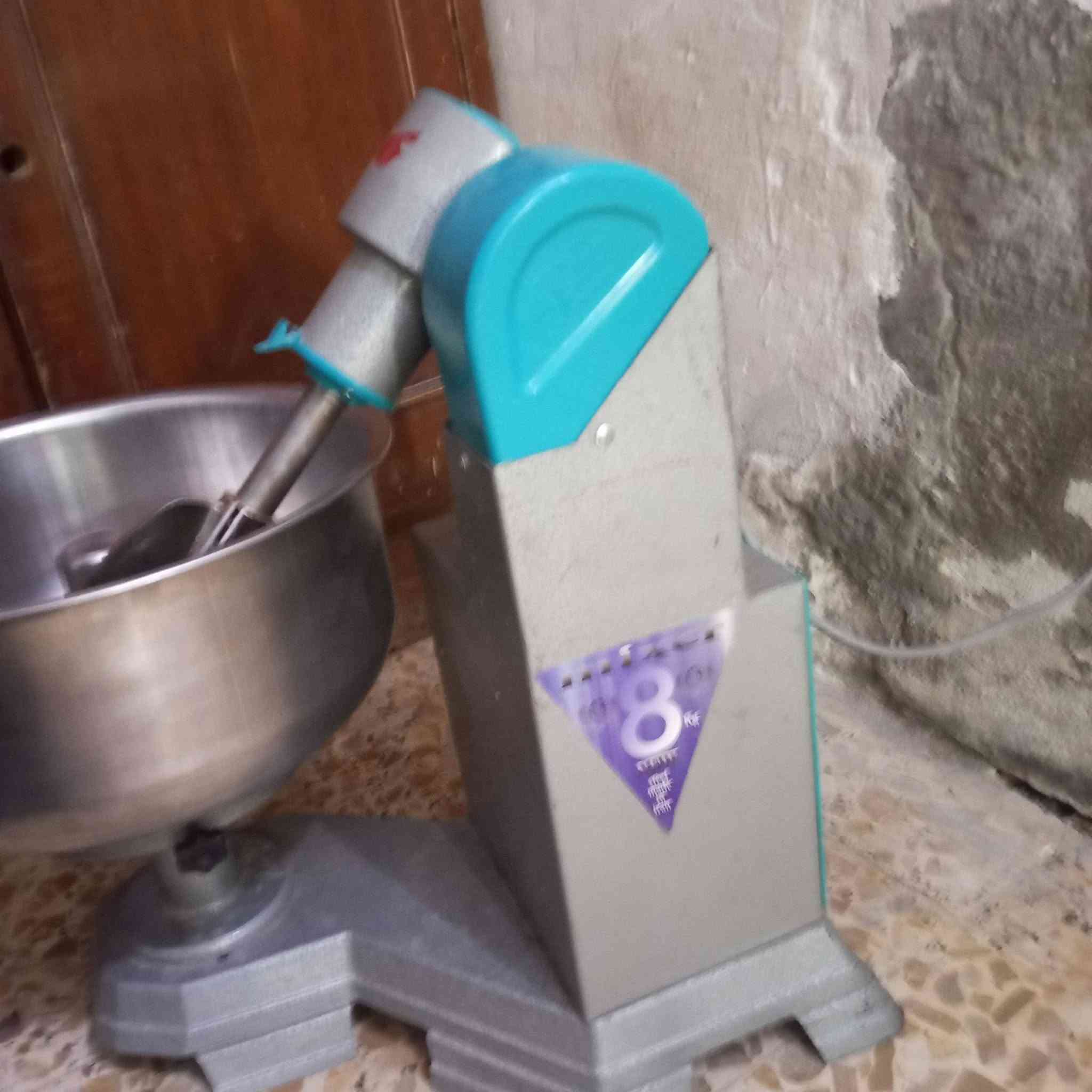 عجانه كهربائيه للبيع جديده مامستخدمه 8كيلو سعرهه مناسب اليريد يخابرني ***********
