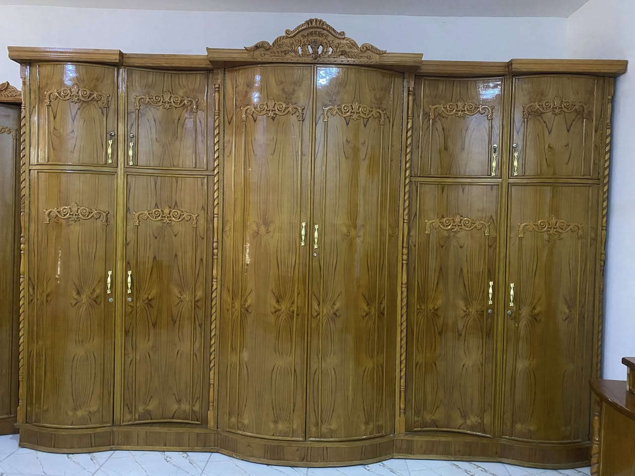 غرفة نوم للبيع خمس قطع
***********
