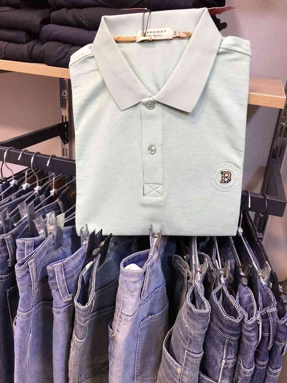 تيشيرت ماركة بربري اصلي 🇹🇷
💕سوي متابعة للصفحة 👍اذا مهتم بالملابس  💕

للاستفسار او الطلب مراسلة الصفحة او الرقم ***********
