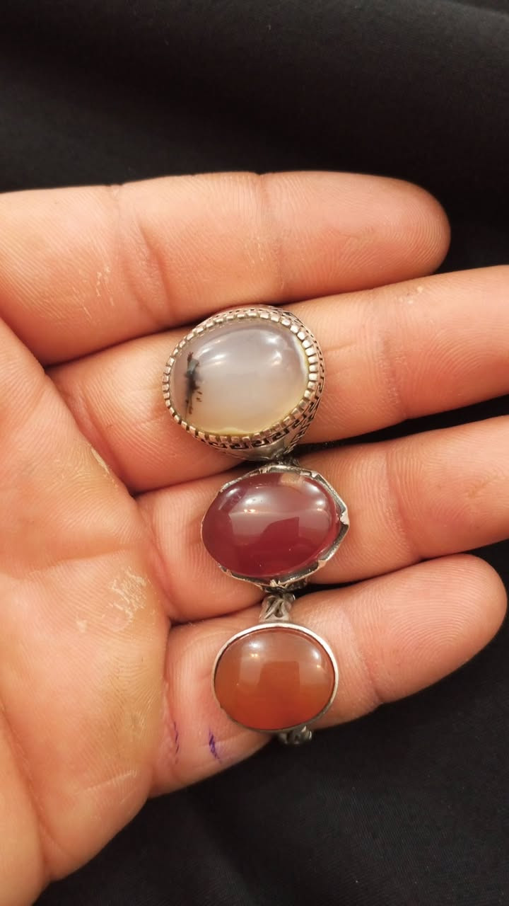 احجار كريمه شجري قديم وعقيق احمر  قديم وعقيق مشمشي قديم  ابيع شلعه قيم وخابر ***********
