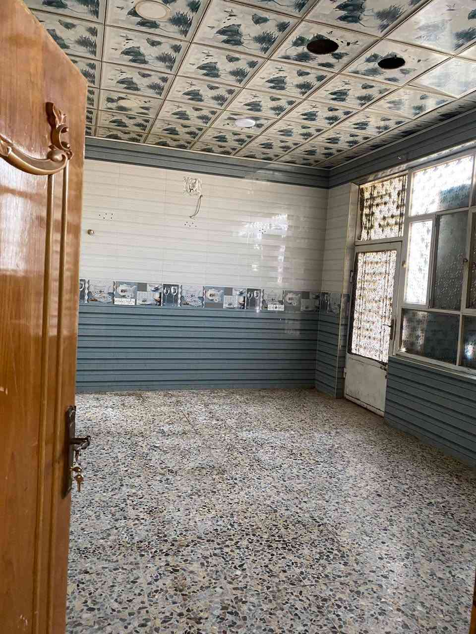 بيت لليجار  مساحته250 متر  متكون 2 غرف + صاله + استقبال + مطبخ  مكانه نهايت شارع  قرب شارع ابو مهدي المهندس ***********
