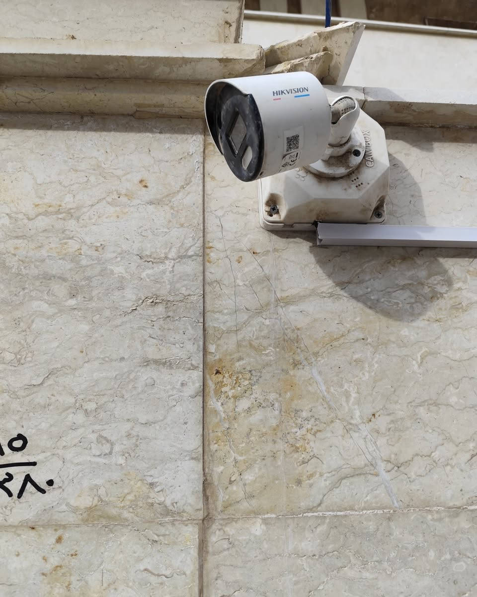 🦅 لأهلنا في كربلاء المقدسة.. إنجاز أمني جديد ومتقن من "عين الصقر - Hawk Eye"!
​بفضل الله وتوفيقه، وبأيدي هندسية متخصصة، أتممنا بنجاح تجهيز وتنصيب منظومة كاميرات مراقبة شبكية متطورة (Hikvision IP) لأحد المشاريع في حي المخازن.
​نحن في "عين الصقر" لا نكتفي بتركيب الكاميرات، بل نحرص على تقديم عمل هندسي متكامل يضمن لك الأمان المستدام والعمر الطويل للمنظومة، وكما هو موضح في تفاصيل العمل:
​دقة شبكية فائقة (IP): تضمن لك صورة بغاية الوضوح لمراقبة أدق التفاصيل في النهار والليل.
​تنصيب احترافي وآمن: اعتمدنا على صناديق الحماية (CamBox) ومسارات الكابلات (Trunking) لعزل الأسلاك وحمايتها من حرارة الشمس والعوامل الجوية، مع الحفاظ على جمالية وترتيب واجهة المبنى.
​تغطية شاملة: اختيار وتثبيت زوايا الكاميرات بعناية هندسية لضمان عدم وجود أي نقاط عمياء.
​لأن أمنكم وراحة بالكم هي مسؤوليتنا، نحن مستعدون لتلبية كافة احتياجاتكم من الأنظمة الأمنية والشبكات في جميع أحياء ومناطق كربلاء المقدسة.
[***********​📞] لحماية منزلك، محلك، أو مشروعك بأفضل التقنيات، تواصل معنا الآن عبر رسائل الصفحة لحجز معاينة أو للاستفسار.
​#كربلاء_المقدسة #حي_المخازن #عين_الصقر #Hawk_Eye_Technology #كاميرات_مراقبة #هيك_فيجن #Hikvision #أنظمة_أمنية #تكنولوجيا_ذكية #IP_Camera
