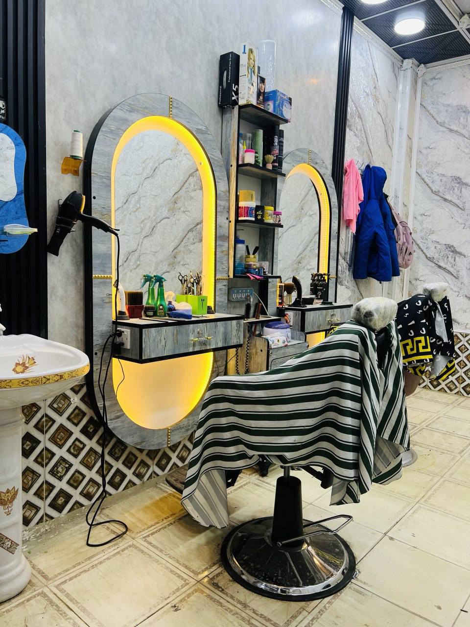 السلام عليكم ديكور حلاقه 
امرايات 2 للبيع شراي اتصل ***********
العنوان شطره شارع المحكمه القديم
