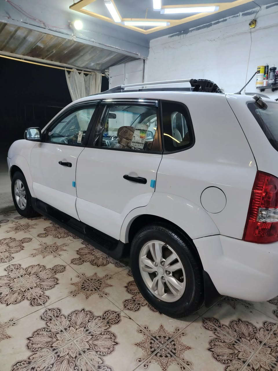 السلام عليكم توسان 2010  سياره جديده كلش وكفاله من ضربه وصبغ عده دور خلفي بي رشه وجاملغ امامي مفتوح  فقط مكينه ٢٠٠٠  مكينه وكير كفاله تخم تاير جديد  باتري جديد حداده جديده ماشيه ٢٤٠  سياره جديده ومناقصها  برغي  تبريد ثلج تدفئه كله شغال  مكاني حله ابو غرق سعرها 115وبيها شي بسيط  رقمي ***********
