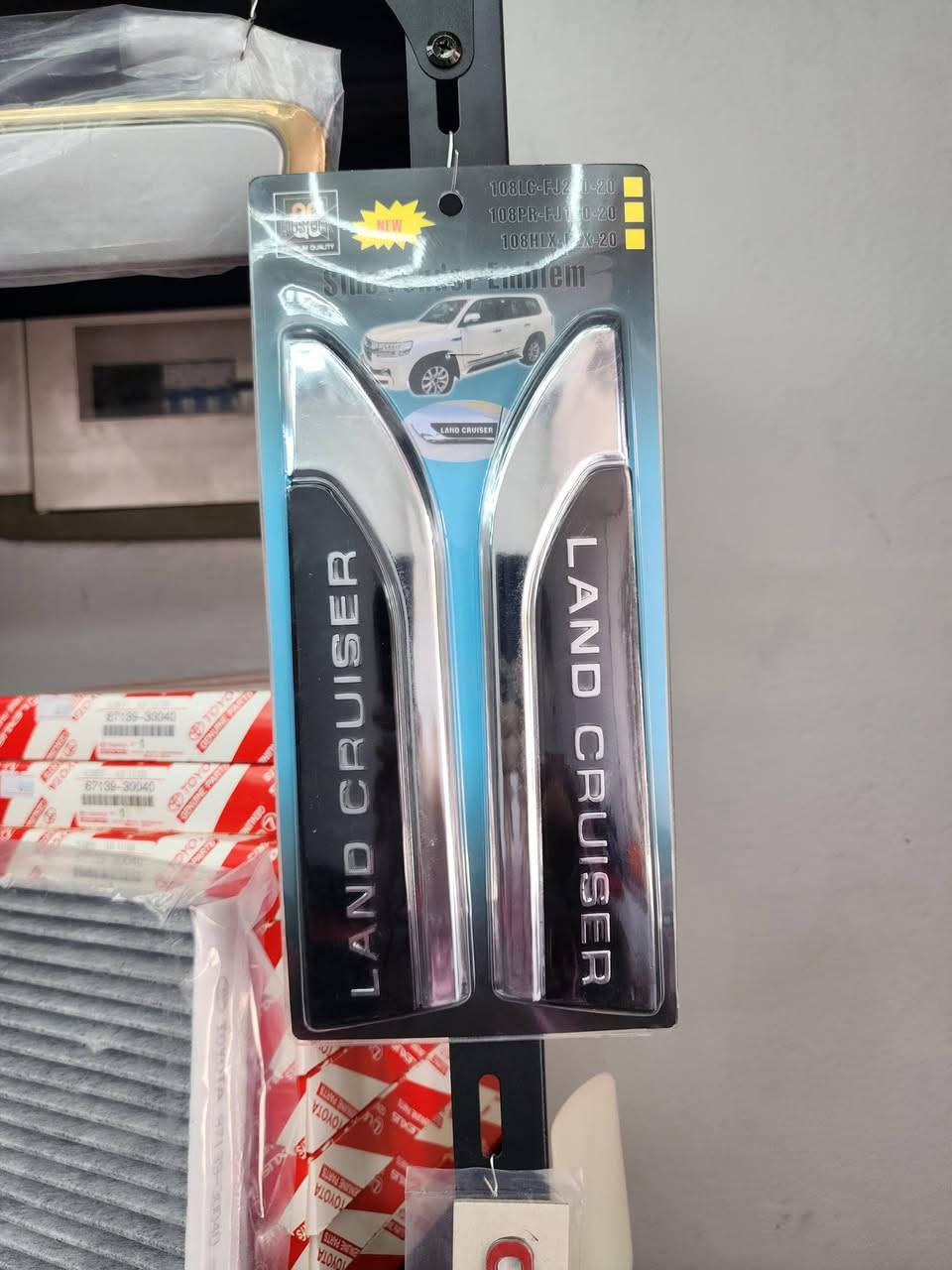 ادوات واكسسوارات تويوتا لاندكروز 
الموديلات من 2001 الى 2025 
كل الادوات متاحة بافضل الاسعار 
اي قطعة غير متاحة في الصور ارسل الصورة بالخاص 
تتوفر توصيل الكل العراق كلفة التوصيل 5 الاف 
ارقام التواصل ***********
