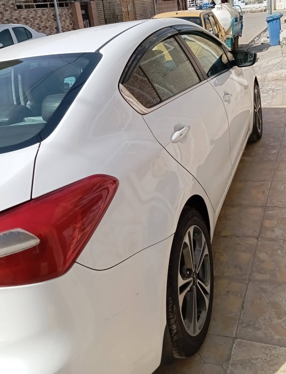 سلام عليكم  سياره سيراتو 2015 خليجي مكينه الفين 2000 بيها صبغ  جاملغ و باب خلفي الجهه اليسرى سياره فول مواصفات مكاني بغداد  رقم الهاتف ***********
السعر :140 وبيهة مجال
