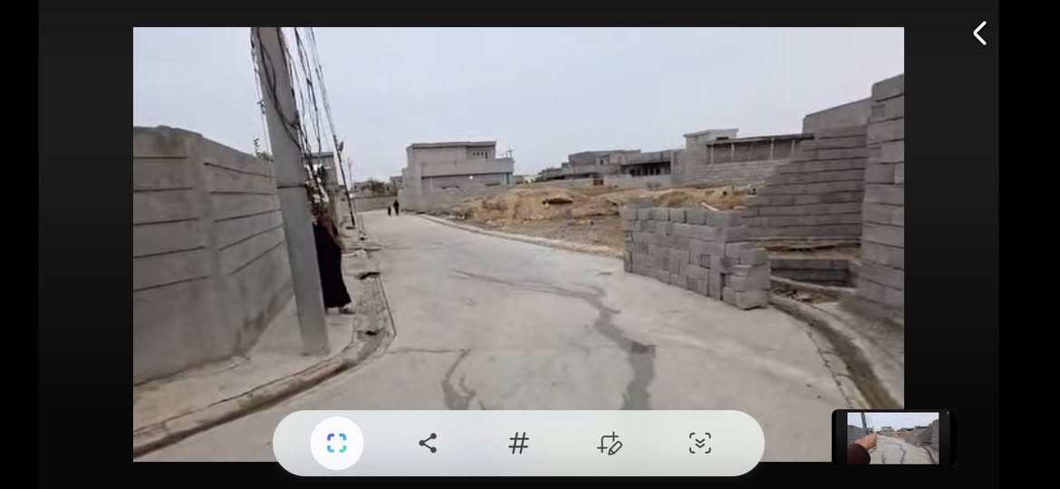 السلام عليكم فرصة استثمارية 
هيكل #للبيع بسعر مناسب جدا لأصحاب الدخل المحدود
واصل للسقف مساحة 210 متر 
مكون من غرفتين نوم وصاله وصحيات واستقبال ومطبخ 
خدمات كامله (شارع  تبليط 10 امتار + انارة + مجاري + ماء ) 
الوحدة فرع الجملون يبعد عن الشارع العام 
دقيقتين بالسياره 
السعر الاتصال على الرقم ***********
