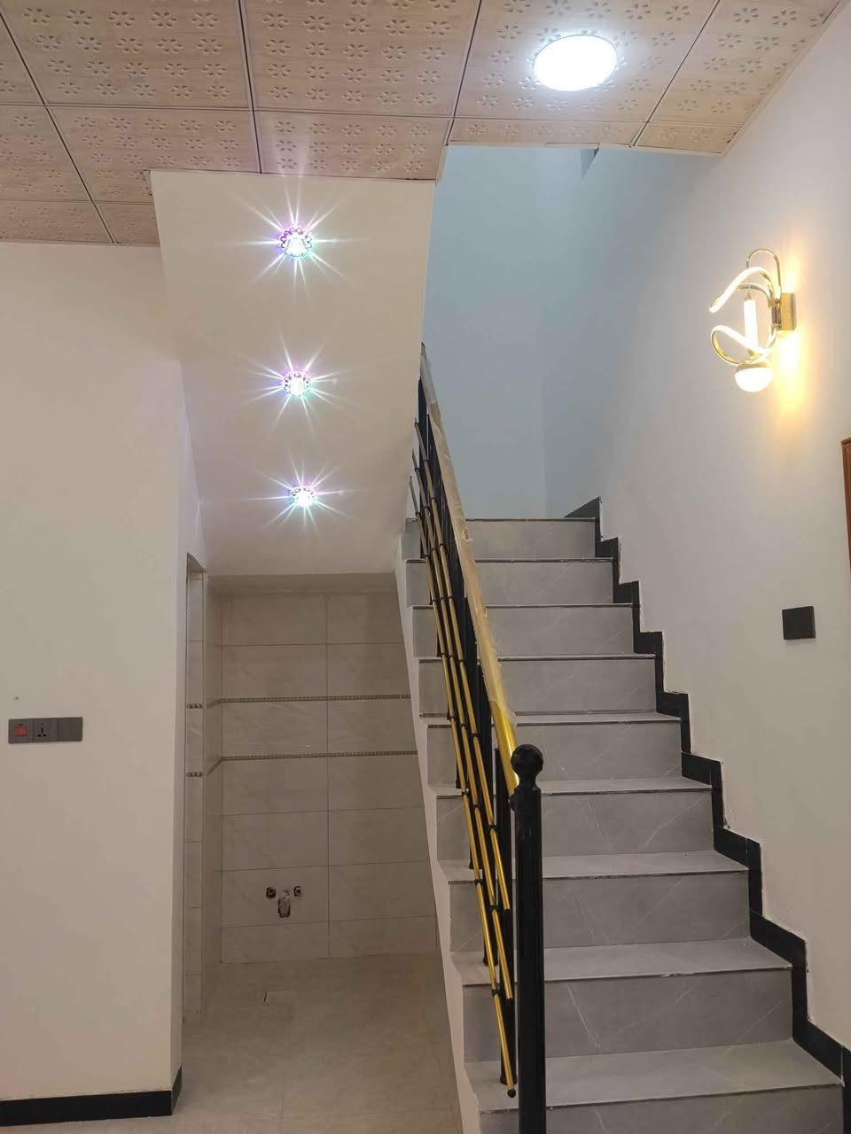 السلام عليكم بيتين للبيع المساحه كل بيت 125م طابو زراعي عراقي يحتوي كل بيت على قرفتين وصاله ومطبخ وديوانيه وصحيات العنوان بصره ابي الخصيب الصنكر الاتصال على الرقم التالي *********** البصرة, العراق
