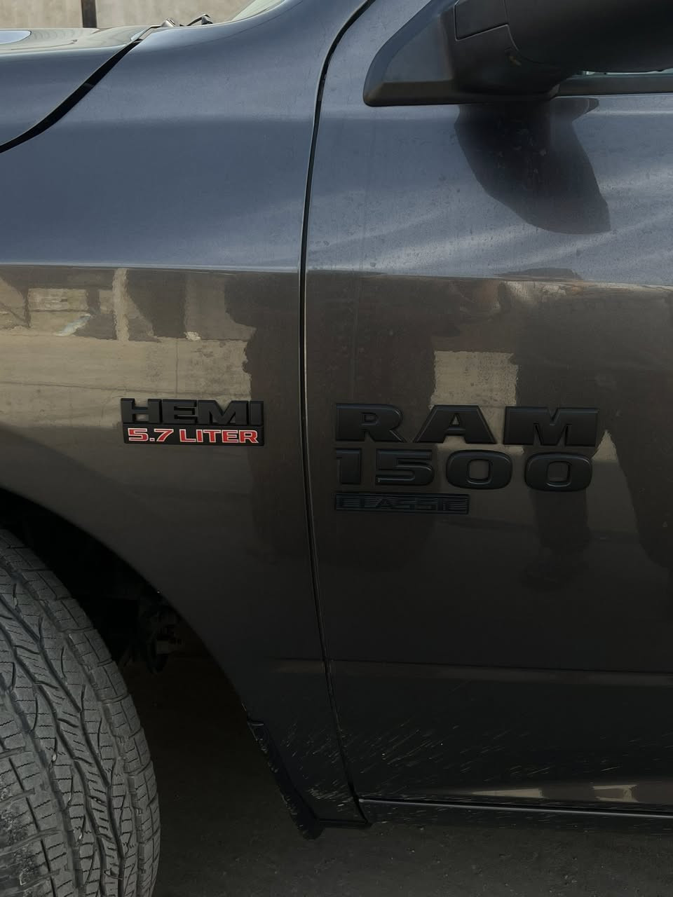 السلام وعليكم دوج رام كلاسك باب طويل بدي قصير موديل 22
السياره وارد كنده ضربته باب وجاملغ الراكب بدون يرباك 
مواصفات عاليه بدون فتحه 
ممشه السياره ٦٠ الف كيلو 
محرك ٥٧٠٠ فور ويل 
السياره جاهزه 
الرقم اربيل بسمي مكان بغداد 
مطلوب بل سيارع ٢٤٠وبيه مجال 
رقمي 
***********
