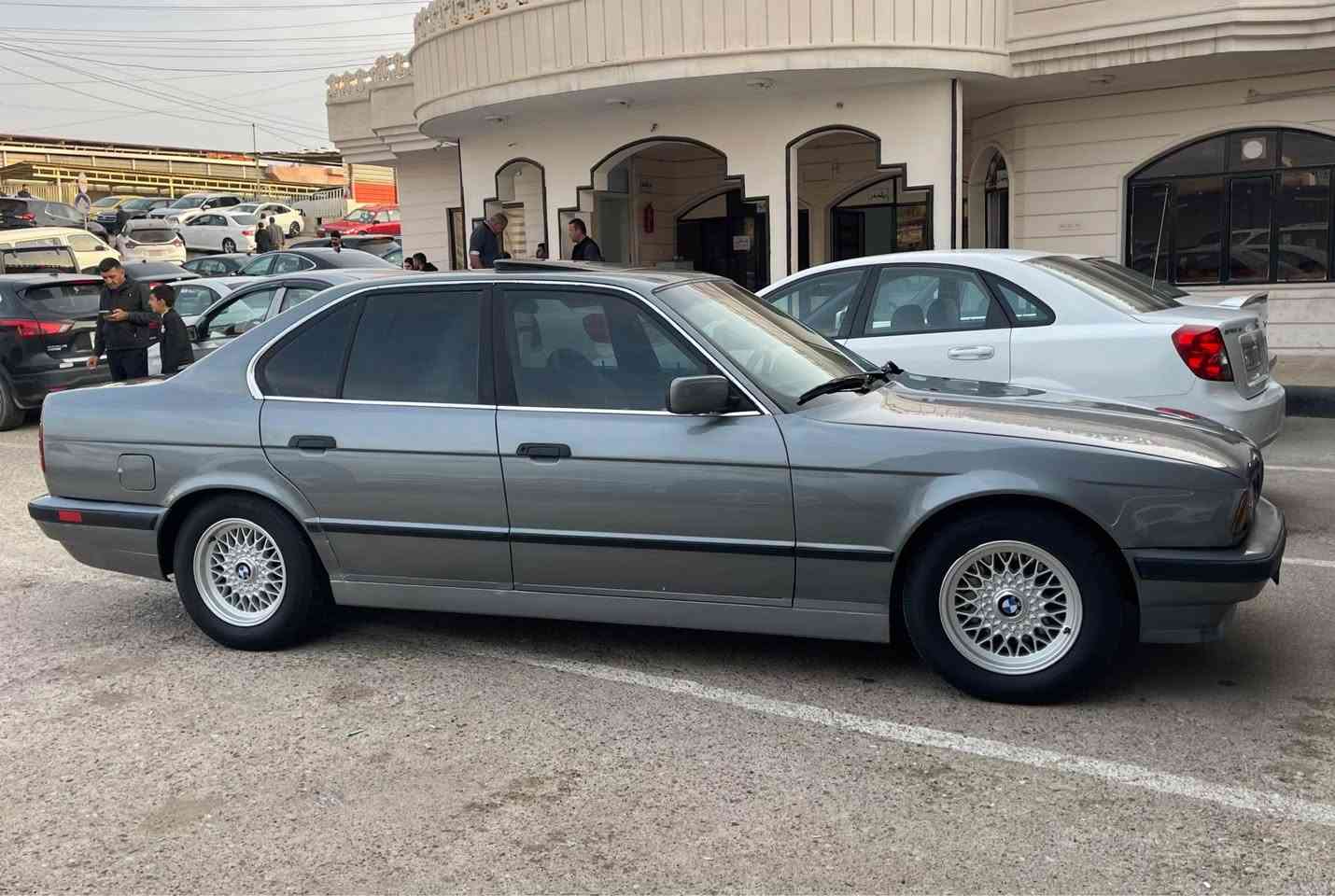 سياره BMW 
موديل 1991
حجم محرك 525 بيلادي
 سيارة فول فول مواصفات ☑️
سيارة عام بخ جمالية 
هيكل سيارة حيل حيل نضيف 
كير و محرك شرط 100%100
تبريد ثلج ❄️
سعر سيارة 64$ ورقة مجال
غرامة عليها 11$ ورقة انزل من سعر سيارة 
مكان سيارة عقرة 
رقم تلفون واتساب فايبر 
رقم تلفون 
كورك ***********
زين *********** اكر, نينوى

