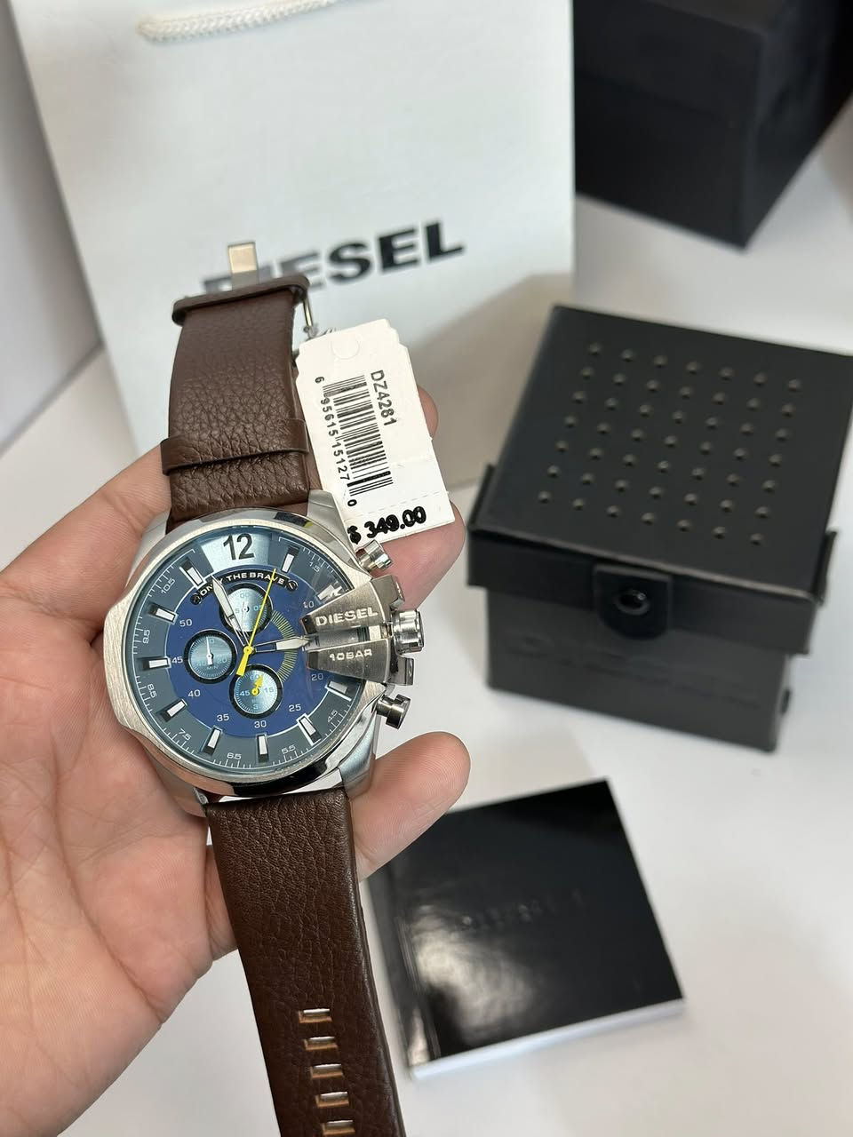 ساعه ديزل قطعه اصلي وكاله
جديد غير مستخدم مع كامل الملحقات
جلد طبيعي 
جميع السناتر شغاله نضام كرونو غراف 
مقاومه للماء 100م
رتيل الساعه 350$  تقريباً 550 الف
نبدي مزاد من ((50 الف))
شتوصل تنباع


**إذا كنت صاحب هذا الإعلان وتريد حذفه لأي سبب، رجاءا أرسل رسالة إلى الدعم الفني**