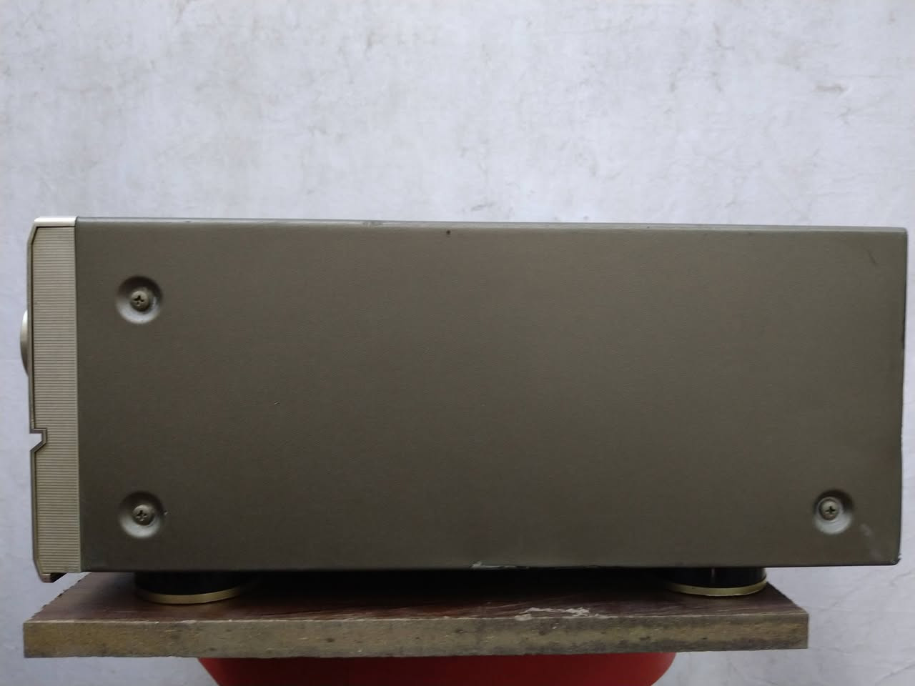 السلام عليكم ورحمة الله وبركاته ، من رخصة الآدمن ، جُمعة مُباركة على الجميع ، جهاز مضخم صوت مسرحي و ستريو ، نظام 8.1 Channel , ثماني سماعات و سماعة سنتر ، و نظام سماعتين ستريو ، الجهاز ماركة ، DENON , يعمل على جهد 220 ڤولت ، 270 واط ، الجهاز بلادي بدون أي تصليح ، مع الجهاز ريموت كونترول ، نظافة الجهاز 98 % ، الجهاز به نظام 2 Zone , للذي يعرف بهذا النظام ، الجهاز يحتوي على عِدة مداخل و مخارج كثيرة ، من ضمنها 4 مداخل Optical Audio , و مخرج Optical Audio , الجهاز صَوتهُ جداً ممتاز ، السعر 150 ألف مع التوصيل ، للتواصل ، الإتصال على الرقم *********** ، أو على الخاص ، مع تحياتي للجميع ، أخوكم المهندس المعماري حسين.
