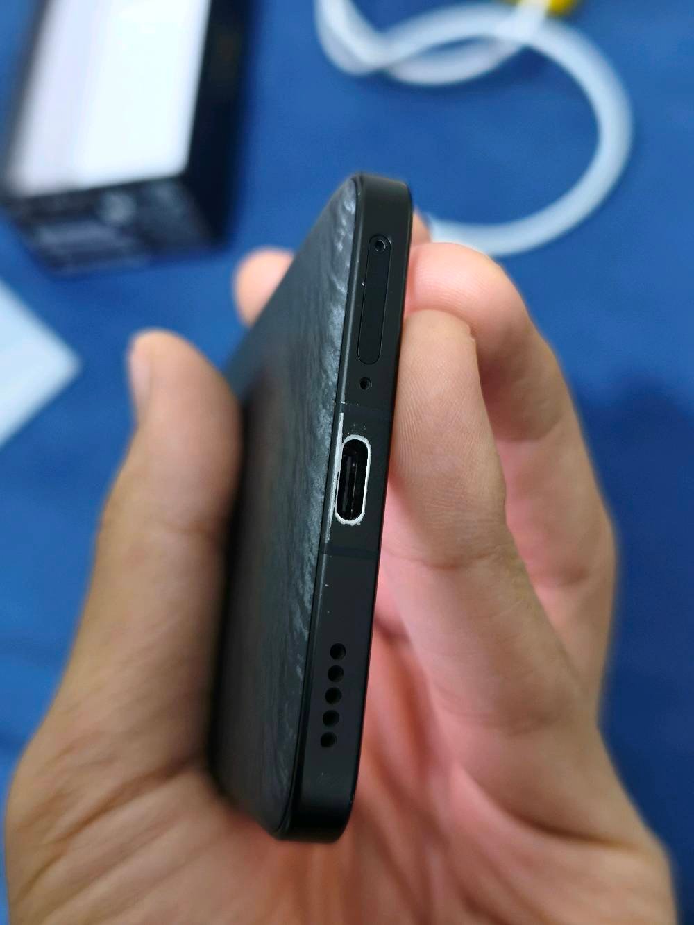 جهاز بوكوفون F6 pro مستخدم للبيع

الشاشة: 6.67 بوصة Flow AMOLED، دقة WQHD+ (3200×1440)، سطوع يصل إلى 4000 نيت، معدل تحديث 120Hz.

المعالج: كوالكوم سناب دراجون 8 الجيل الثاني (4 
نانومتر).

الرام 12 و يمكن التوسعة +12
ذاكرة 512

المميزات: مقاومة الماء والغبار IP64، إطار معدني و مظهر انيق، بصمة تحت الشاشة. 
شحن فائق بقدرة 120W

الكاميرا الخلفية: رئيسية 50MP (مستشعر Light Fusion 800) مع OIS، زاوية واسعة 8MP، ماكرو 2MP.

الكاميرا الأمامية: 16 ميجابكسل.

يدعم تصوير الفيديو بدقة 8K (24 إطاراً)، و4K (حتى 60 إطاراً)، و1080p بمعدلات إطارات مختلفة (30/60 إطاراً)، مما يوفر أداءً احترافياً وفيديوهات واضحة بفضل معالج Snapdragon 8 Gen 2. 

***ملاحظة /// الجهاز نظافة موضحة بالصور
الكارتونة و الشاحنة و الواير اصلي الي يجي وياه موجود 

يعني الجهاز حلو و سلس بالاستخدام و الالعاب و التصوير
الجهاز ما مفتوح و لا داخل تصليح 

سعره 440 الف فقط